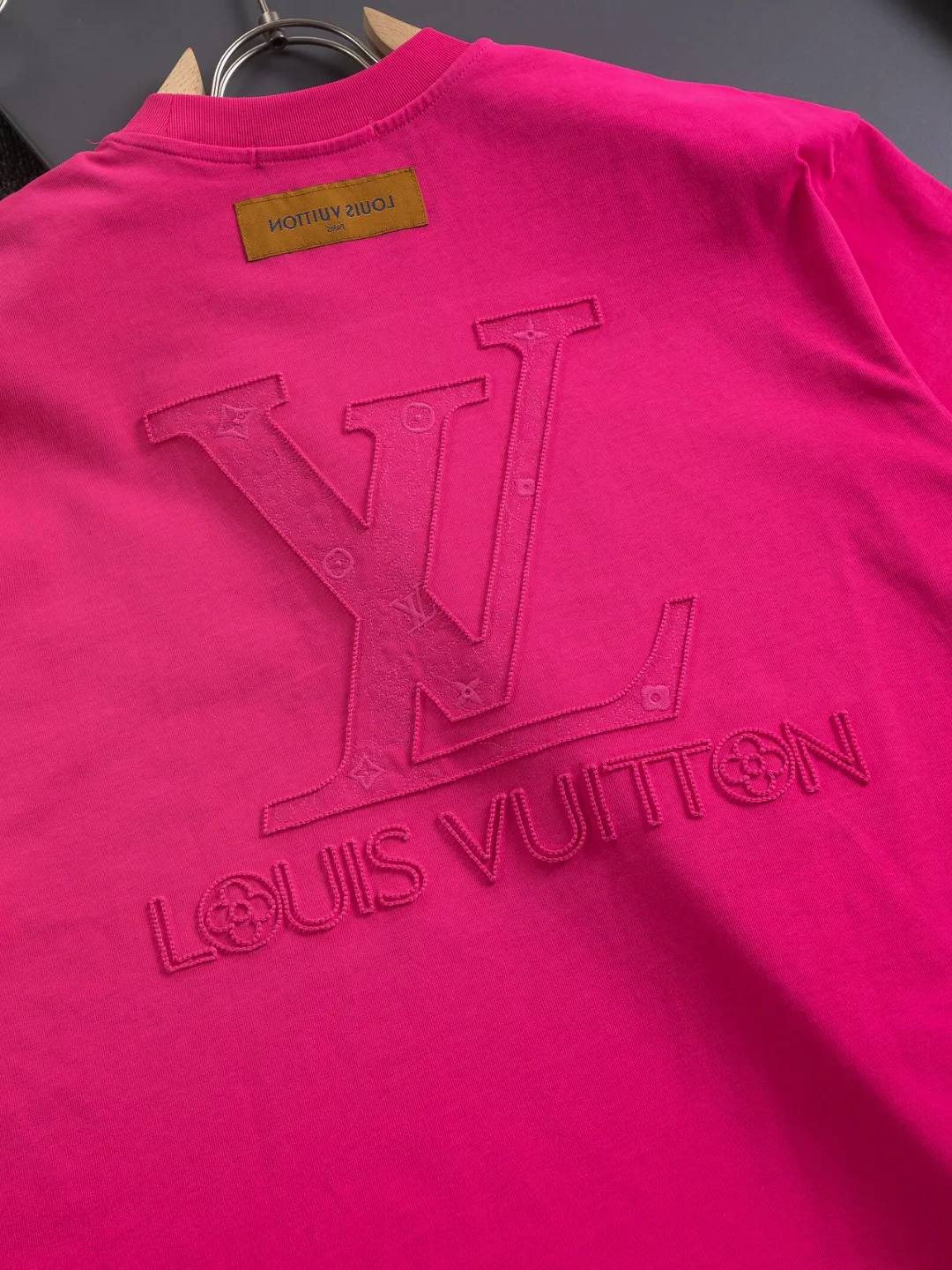 🅿️190 Louis Vuitton 1V LV slightly wide version S-XL 26SS LV new product counter catwalk style three-dimensional plain letter embroidery on the chest🪡logo large logo embroidery on the back🪡logo short-sleeved T-shirt, the same style for men and women! Short-sleeves are not the same as the general public, but must be unique and eye-catching. This LV short-sleeves is all about quality, comfort, consistent style, fashion, including fabrics and cutting techniques, all of which have been made with great effort! 320 grams of washed pure cotton fabric, pure cotton is breathable, very refreshing and comfortable for daily wear. The rib knitting on the neckline is smooth and tight, and the neckline will not be skewed if you toss it at will. The loose version, you will find that it looks really good on the upper body. The overall is minimalist and neat, super versatile for daily use! Pair it casually with a pair of pants for a youthful look. A T-shirt will make your outfit crazy. It is a fashionable item that can never go wrong! Color: Black White Rose Size: S-XL Size chart: S: Shoulder width 50-Bust 56-Length 70 M: Shoulder width 52-Bust 57-Length 72 L: Shoulder width 54-Bust 59-Length 74 XL: Shoulder width 56-Bust 62-Length 76